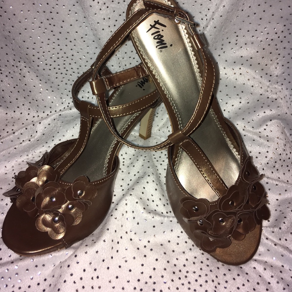 EUC Fioni Shiny Brown Peep Toe Flower Heels